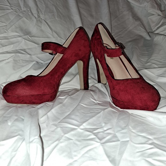 NEW JUMIX Europe - Rich Red Suede 4 inch pumps SZ 38 EU /7 US - Picture 1 of 8